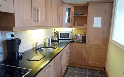 Castle Quay (Tr4) Hh No 14: Cuisine, Comptoir, Appareil De Cuisine, Sol, Cabinetry, Principaux Appliance, Design Intérieur, Bois, Évier, Meubles