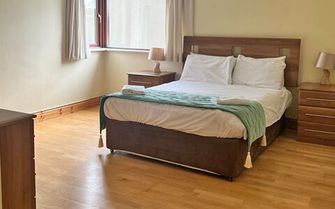 Castle Quay (Tr4) Hh No 14: Meubles, Sol, Lit, Sol, Design Intérieur, Chambre, Bois, Drap De Lit, Pièce, Literie