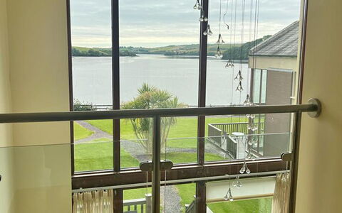 Castle Quay (Tr4) Hh No 14: Balustrade, Verre, Balcon, Dur, Daylighting, Tache De Bois, Balustre, Aluminium, Accueil Porte