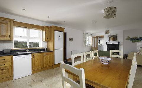 Rhea Holiday Home Bantry: Bois, Meubles, Design Intérieur, Plafond, Sol, Cabinetry, Sol, Pièce, Cuisine, Placard