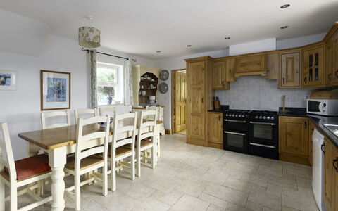 Rhea Holiday Home Bantry: Sol, Meubles, Design Intérieur, Sol, Bois, Cuisine, Cabinetry, Comptoir, Pièce, Plafond