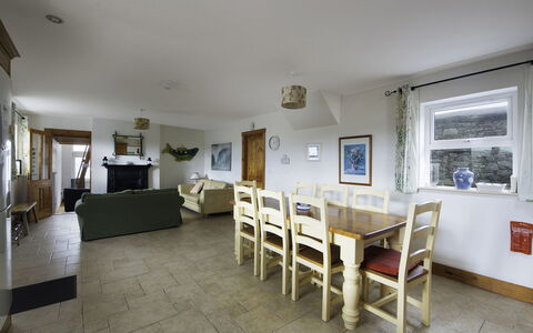 Rhea Holiday Home Bantry: Meubles, Bois, Table, Sol, Design Intérieur, Plafond, Sol, Pièce, Chaise, Salon