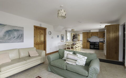 Rhea Holiday Home Bantry: Meubles, Bois, Canapé, Design Intérieur, Sol, Domicile, Plafond, Sol, Salon, Pièce