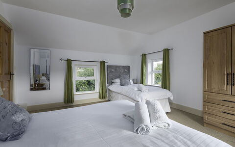 Rhea Holiday Home Bantry: Design Intérieur, Meubles, Lit, Chambre, Sol, Sol, Plafond, Bois, Pièce, Literie