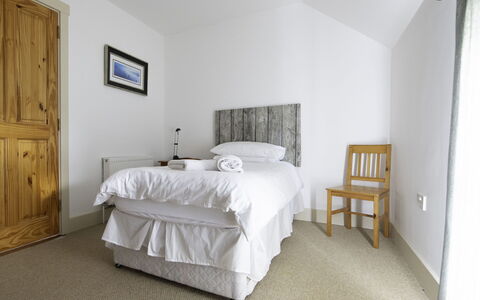 Rhea Holiday Home Bantry: Chambre, Lit, Bois, Literie, Drap De Lit, Meubles, Sol, Design Intérieur, Plafond, Sol