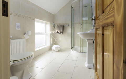 Rhea Holiday Home Bantry: Sol, Design Intérieur, Salle De Bains, Mur, Luminaire Plomberie, Sol, Plafond, Éclairage, Toilette, Plomberie