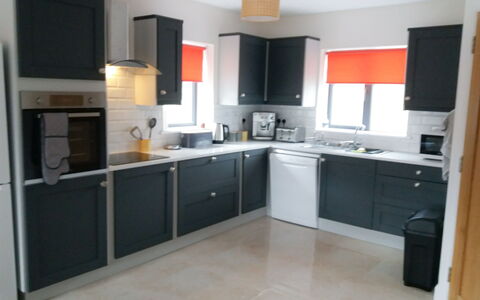 Bell View (Tr3) Holiday Home Sheeps Head: Cuisine, Appareil De Cuisine, Cabinetry, Comptoir, Meubles, Principaux Appliance, Design Intérieur, Sol, Électroménager, Placard
