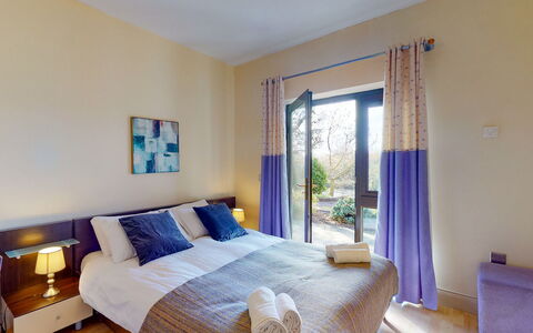 Grove Lodge No 5 (2 Bed): Design Intérieur, Meubles, Lit, Sol, Sol, Pièce, Chambre, Drap De Lit, Plafond, Domicile