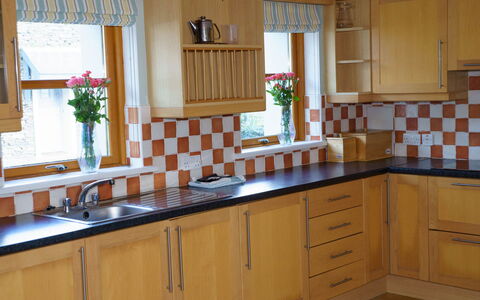 Dingle Cy (Tr4) - 3 Bed No 2: Cuisine, Comptoir, Cabinetry, Design Intérieur, Sol, Meubles, Bois, Appareil De Cuisine, Evier, Sol