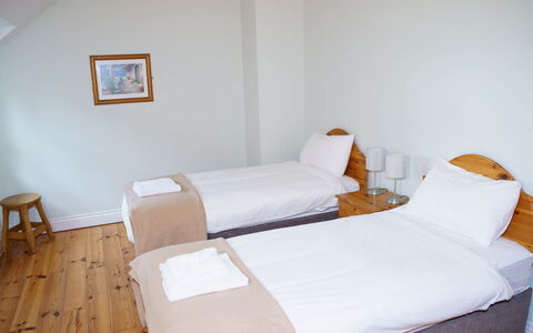 Dingle Cy (Tr4) - 3 Bed No 2: Bois, Sol, Chambre, Lit, Meubles, Design Intérieur, Drap De Lit, Sol, Literie, Cadre De Lit
