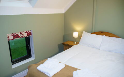 Dingle Cy (Tr4) - 3 Bed No 12: Lit, Chambre, Mur, Design Intérieur, Literie, Drap De Lit, Bois, Sol, Meubles, Sol