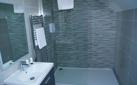 Dingle Cy (Tr4) - 3 Bed No 12: Salle De Bains, Luminaire Plomberie, Sol, Sol, Design Intérieur, Évier, Lavabo, Robinet, Plomberie, Tuile