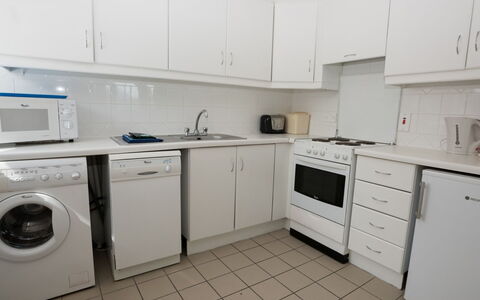 Spanish Cove(Tr4) D4 (Sleeps 5): Principaux Appliance, Cuisine, Appareil De Cuisine, Sol, Sol, Comptoir, Design Intérieur, Cabinetry, Cuisinière, Pièce