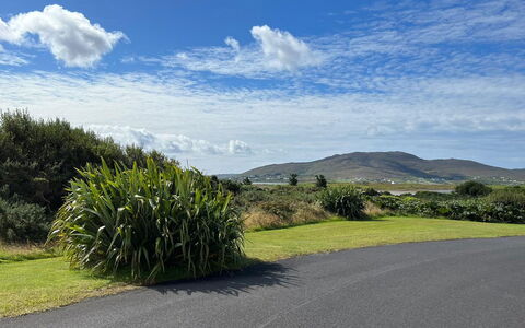 Achill Sound Holiday Village No 11: Ciel, Vert, Surface De La Route, Nuage, Route, Asphalte, Colline, Plaine, Rue