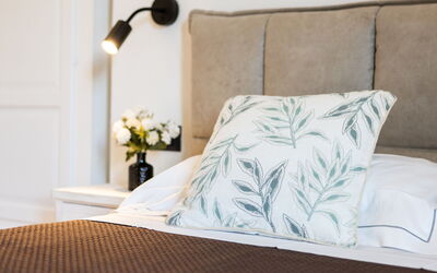 Poggio Piero 2 57.2: Lit, Meubles, Chambre, Literie, Design Intérieur, Drap De Lit, Linge, Bois, Throw Pillow, Coussin