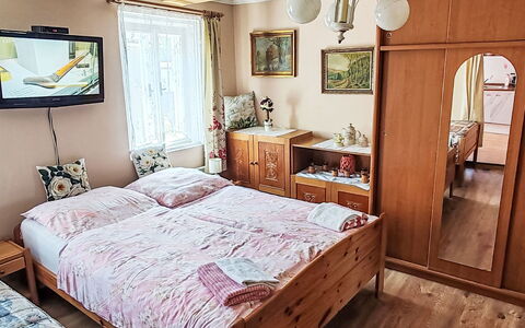 Jiřetínská Chaloupka: Meubles, Lit, Chambre, Literie, Design Intérieur, Drap De Lit, Bois, Sol, Linge, Pièce