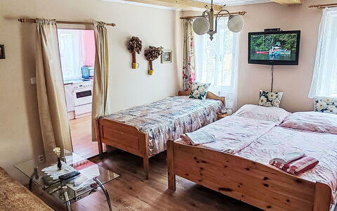 Jiřetínská Chaloupka: Lit, Meubles, Chambre, Design Intérieur, Literie, Drap De Lit, Bois, Sol, Linge, Sol