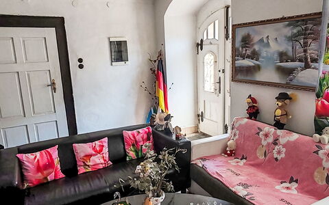 Jiřetínská Chaloupka: Meubles, Design Intérieur, Canapé, Éclairage, Salon, Pièce, Sol, Domicile, Sol, Throw Pillow