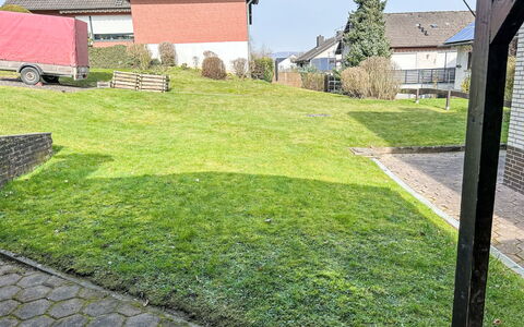 Celine: Herbe, Arbuste, Maison, Zone Résidentielle, Pelouse, Lot Terre, Jardin, Domicile, Couverture De Sol