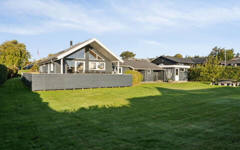 Tajo - 200M from the Sea: Siding, Domicile, Toit, Maison, Zone Résidentielle, Chalet, Cour, Ombre, Arrière-Cour, Pelouse