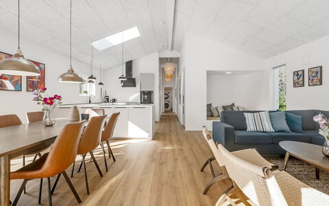 Assa - 500M from the Sea: Sol, Design Intérieur, Sol, Bois, Plafond, Parquet, Meubles, Luminaire, Salon, Pièce