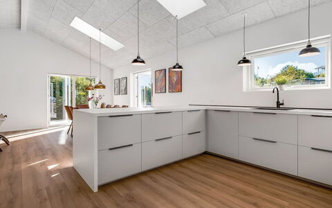 Assa - 500M from the Sea: Cuisine, Sol, Comptoir, Bois, Sol, Design Intérieur, Parquet, Appareil De Cuisine, Cabinetry, Meubles