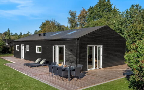 Assa - 500M from the Sea: Toit, Maison, Domicile, Chalet, Porte, Siding, Plate-Forme, Porche, Planche, Dur