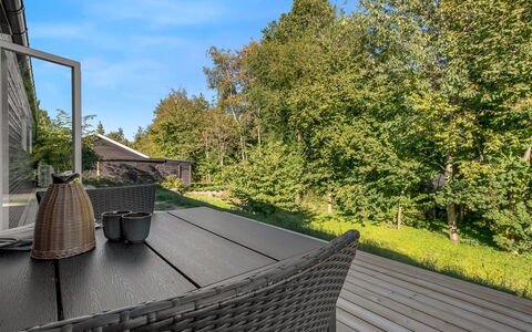 Assa - 500M from the Sea: Toit, Maison, Domicile, Chalet, Porte, Siding, Plate-Forme, Porche, Planche, Dur