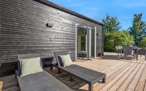 Assa - 500M from the Sea: Toit, Maison, Domicile, Chalet, Porte, Siding, Plate-Forme, Porche, Planche, Dur