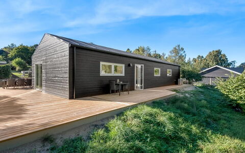 Assa - 500M from the Sea: Toit, Maison, Domicile, Chalet, Porte, Siding, Plate-Forme, Porche, Planche, Dur