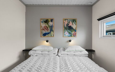 Asfrid - 80M from the Sea: Chambre, Design Intérieur, Plafond, Lit, Drap De Lit, Sol, Linge, Literie, Meubles, Éclairage