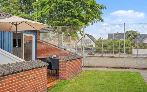 Asfrid - 80M from the Sea: Zone Résidentielle, Toit, Maison, Domicile, Brique, Brickwork, Pente, Ombre, Jardin, Banlieue