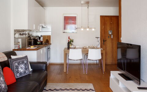 Apollo 2: Meubles, Design Intérieur, Sol, Mur, Sol, Canapé, Pièce, Bois, Salon, Plafond