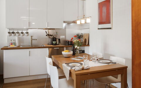 Apollo 2: Meubles, Cuisine, Comptoir, Design Intérieur, Cabinetry, Appareil De Cuisine, Sol, Mur, Luminaire, Bois