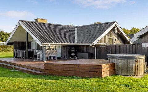 Filipa - 200M from the Sea: Toit, Bois, Domicile, Maison, Architecture, Chalet, Siding, Ombre, Porche, Biens