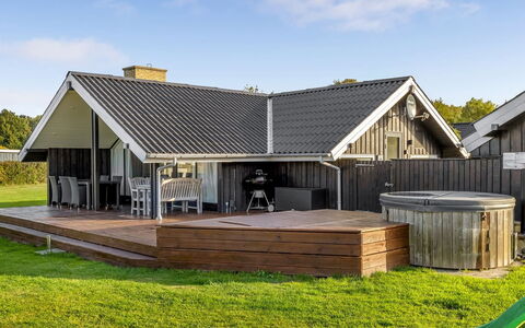 Filipa - 200M from the Sea: Bois, Toit, Domicile, Maison, Architecture, Chalet, Siding, Ombre, Porche, Plate-Forme