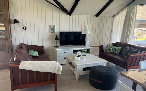Filipa - 200M from the Sea: Meubles, Design Intérieur, Bois, Sol, Sol, Plafond, Canapé, Pièce, Salon, Éclairage