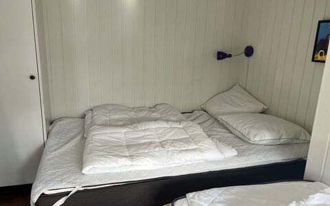 Filipa - 200M from the Sea: Chambre, Lit, Bois, Drap De Lit, Literie, Sol, Sol, Meubles, Cadre De Lit, Linge