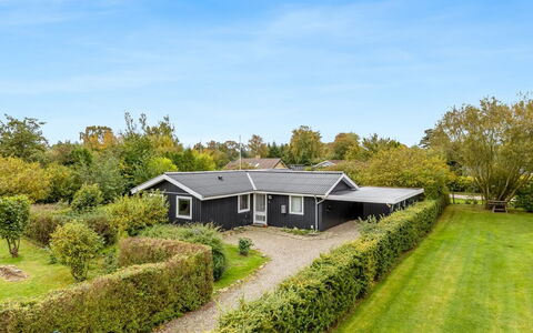 Lymke - 450M from the Sea: Domicile, Toit, Maison, Porte, Chalet, Ombre, Jardin, Couverture De Sol, Porche, Cour