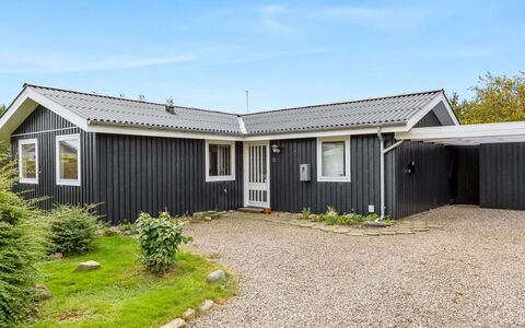 Lymke - 450M from the Sea: Domicile, Toit, Maison, Porte, Chalet, Ombre, Jardin, Couverture De Sol, Porche, Cour
