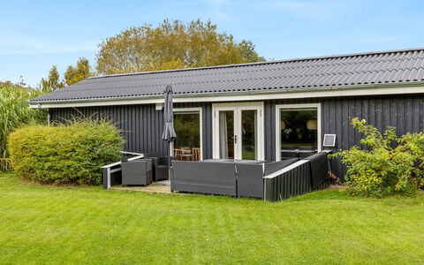 Lymke - 450M from the Sea: Domicile, Toit, Maison, Porte, Chalet, Ombre, Jardin, Couverture De Sol, Porche, Cour