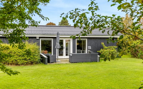 Lymke - 450M from the Sea: Domicile, Toit, Maison, Porte, Chalet, Ombre, Jardin, Couverture De Sol, Porche, Cour