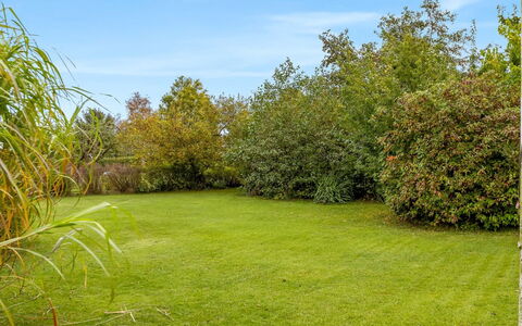 Lymke - 450M from the Sea: Domicile, Toit, Maison, Porte, Chalet, Ombre, Jardin, Couverture De Sol, Porche, Cour