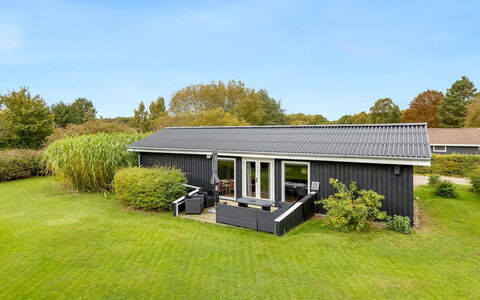 Lymke - 450M from the Sea: Domicile, Toit, Maison, Porte, Chalet, Ombre, Jardin, Couverture De Sol, Porche, Cour