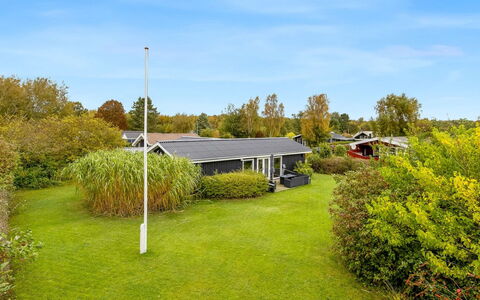 Lymke - 450M from the Sea: Domicile, Toit, Maison, Porte, Chalet, Ombre, Jardin, Couverture De Sol, Porche, Cour