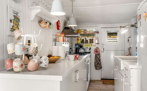Kamilla - from the Sea: Design Intérieur, Cuisine, Luminaire, Plafond, Meubles, Éclairage, Pièce, Comptoir, Cabinetry, Évier