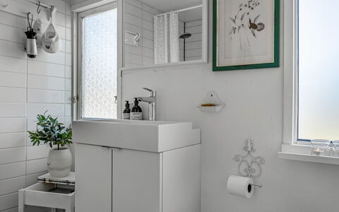 Kamilla - from the Sea: Design Intérieur, Mur, Luminaire Plomberie, Évier, Salle De Bains, Sol, Lavabo, Armoire De Toilette, Robinet, Sol