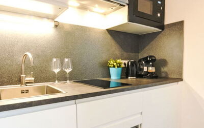 Urban & Florian 100.6: Cuisine, Comptoir, Design Intérieur, Luminaire Plomberie, Appareil De Cuisine, Robinet, Évier, Principaux Appliance, Evier, Électroménager