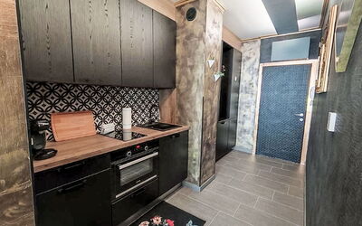 Urban & Florian 100.5: Sol, Bois, Sol, Design Intérieur, Plafond, Comptoir, Éclairage, Cuisine, Pièce, Appartement