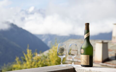 Soleil des Alpes: Bouteille, Station De Montagne, Chaîne De Montagnes, Du Vin, Vallée, Bouteille En Verre, Bar